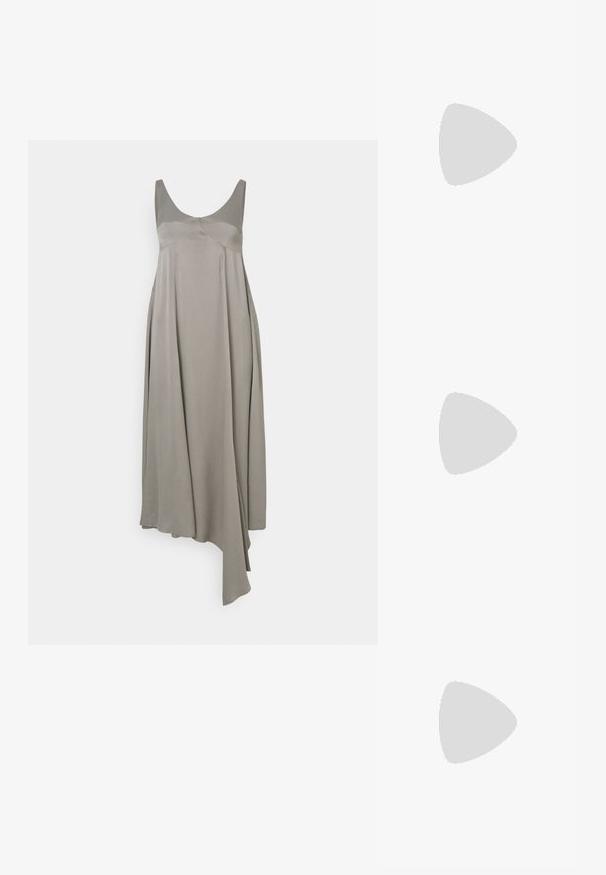 Mouwloze grijze jurk met een vloeiende silhouet, met een ronde halslijn en een asymmetrische zoom. Gemaakt van lichte, soepele stof.; Zwarte leren open teen muiltjes met een elegante, gebogen vorm, hoge stilettohak en een soepele textuur. Het interieur heeft een contrasterende lichte kleur.; Zwarte, zachte leren tas met een unieke gedraaide vorm. Voorzien van een korte handgreep en een afneembare schouderriem. Minimalistische stijl.; MM6 Maison Margiela Armband - silver-coloured