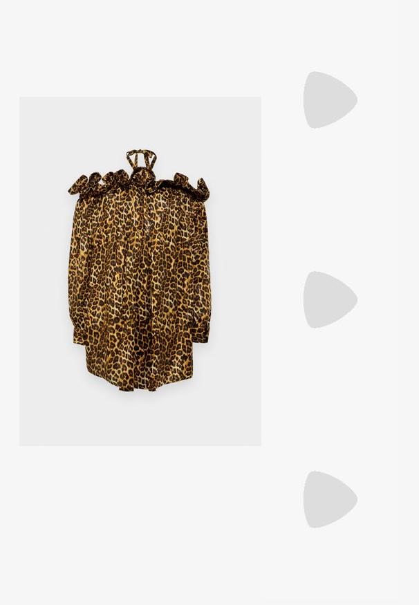 Blusa de padrão de leopardo com colarinho plissado, textura semelhante a cetim, mangas longas e fecho de laço nas costas. As cores dominantes são amarelo, preto e castanho.; Sapato slingback em couro preto com biqueira fina, tiras decorativas com ilhós de metal e um pequeno salto quadrado. Superfície texturizada.; Mala de mão em couro preto com forma redonda, textura suave e alça com nó, apresentando detalhes em metal dourado. Fecho em zíper.; Par de brincos irregulares em forma oval, feitos de metal dourado, com uma superfície texturizada e ligeiramente martelada, sobre um fundo branco.