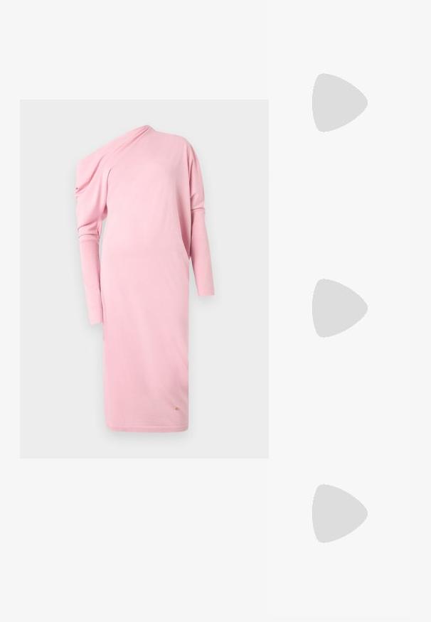 Abito rosa a maniche lunghe con design asimmetrico a spalla scoperta. Tessuto liscio e silhouette aderente con un sottile logo all'orlo.; T-shirt bianca a maniche corte realizzata in tessuto a costine. Collo rotondo, vestibilità regolare e dettagli di cucitura sottili. Senza motivi o grafiche.; Pantofole da balletto nere in pelle con punta arrotondata, texture liscia, dettagli di cucitura minimi e design con suola flessibile.; Borsa a tracolla in pelle marrone con chiusura a pattina, hardware color oro, tracolla e una finitura liscia. Forma rettangolare compatta.
