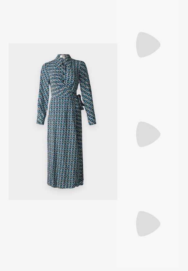 Diane von Furstenberg TORI DRESS - Abito a camicia - blue; Pantofole da balletto nere in pelle con punta arrotondata, texture liscia, dettagli di cucitura minimi e design con suola flessibile.; Borsa a tracolla in pelle nera con dettagli a frangia, catena dorata e manico ritagliato. Presenta il logo sulla parte anteriore.; Orecchini a perno in tono oro con design intrecciato. Ogni orecchino presenta uno sfondo circolare trasparente per una vestibilità sicura.