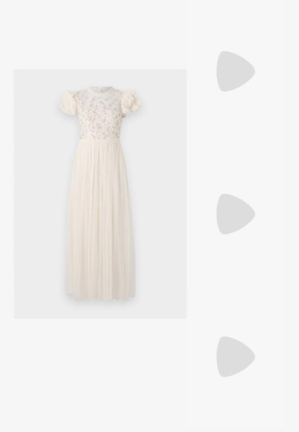Lange crème jurk met een gebloemde geborduurde lijfje, korte pofmouwen en een geplooide doorschijnende rok versierd met kleine stippen.; Zwart patent slingback hak met een spitse neus, voorzien van een gestructureerde slangenprint, verstelbare band en een korte, gestructureerde blokhak.; Zwarte leren schoudertas met twee vo pockets, gouden gespen, ritsluiting en een smalle band. Tekstuur oppervlak en compacte rechthoekige vorm.; Gouden metalen oorbellen in de vorm van een gebogen, verlengde hoop. Kenmerkend zijn het gladde, glanzende oppervlak en de afgeronde punt voor extra detail.