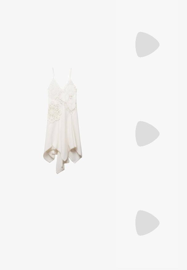Mango Vestito elegante - off-white; Sandalo bianco con tacco alto, caratterizzato da un design a cinturini e un legaccio alla caviglia. Texture liscia con una piattaforma frontale per un'altezza aggiuntiva.; Occhiali da vista in metallo dorato con lenti ovali, bracci sottili e nasalini trasparenti. Presentano sottili dettagli sulle cerniere e lenti trasparenti.; Borsa in pelle beige con una forma unica, caratterizzata da due manici corti e una lunga tracolla regolabile. Texture liscia con hardware minimale.