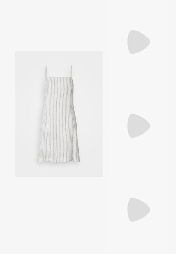 Gap Tall Robe de jour - new off white; Botte noire à la cheville en matériau brillant avec un bout carré et un talon effilé, sur un fond argenté brillant et capitonné.; Lunettes de soleil noires avec des montures rectangulaires, finition mate, verres sombres et branches légèrement courbées. Détail logo subtil sur une branche.; Boucles d'oreilles en argent avec une finition lisse et brillante. Forme arrondie, conception légère, avec un fermoir à tige.