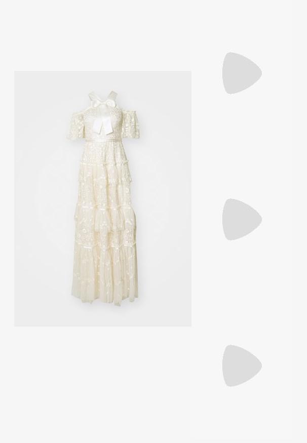 Abito bianco a balze realizzato in pizzo con motivo floreale ricamato. Presenta maniche corte, un fiocco all'apertura e una silhouette fluida.; Slingback con tacco in vernice nera con punta affusolata, caratterizzato da una stampa a serpente testurizzata, cinturino regolabile e un tacco corto e testurizzato.; Borsa a tracolla in pelle nera con un design strutturato, manici superiori e una tracolla rimovibile. Presenta hardware dorato e un ciondolo con logo.; Orecchini a cerchio in metallo color oro con forma curva ed allungata. Presentano una superficie liscia e lucida e una punta arrotondata per un tocco di dettaglio in più.
