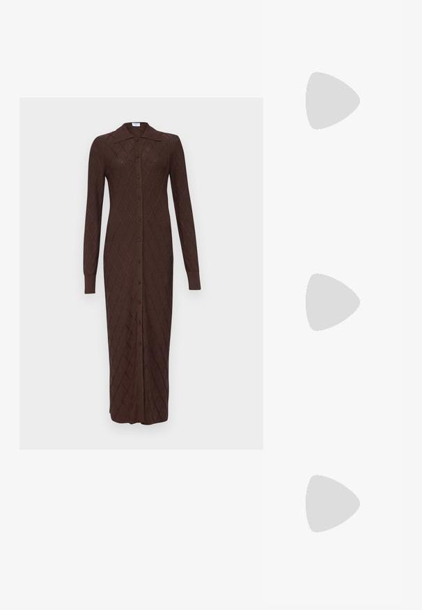 Vestido de punto marrón largo con un patrón de diamantes, con botones en toda la parte delantera, cuello con puntas y mangas largas. Fabricado en un suave tejido texturizado.; Zapato de tacón bajo tipo slingback de piel negra con punta afilada y hebilla dorada en la correa lateral, sobre fondo blanco.; Bolso tejido beige con un diseño estructurado, que cuenta con una parte superior lisa y una correa larga. Los detalles texturizados realzan la apariencia general.; Pendientes de aro de metal en tono dorado con una forma curva y alargada. Presentan una superficie lisa y brillante y una punta redondeada para mayor detalle.