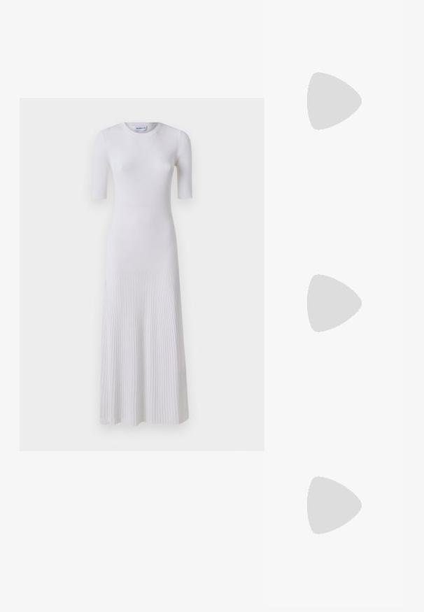 Rochie tricotată albă, cu nervuri, cu mâneci scurte și un corp ajustat, curgând într-o fustă evazată. Decolteu rotund simplu și textură subtilă.; Pantofi cu toc slingback negri din patent, cu vârf ascuțit, cu imprimeu de șarpe texturat, curea ajustabilă și toc scurt texturat.; Geantă neagră din piele, tip crossbody, cu două buzunare frontale, catarame aurii, închidere cu fermoar și o curea subțire. Suprafață texturată și formă rectangulară compactă.; Cercei din metal auriu, cu un design curbat și alungit. Au o suprafață netedă și strălucitoare, cu un vârf rotunjit pentru un detaliu suplimentar.