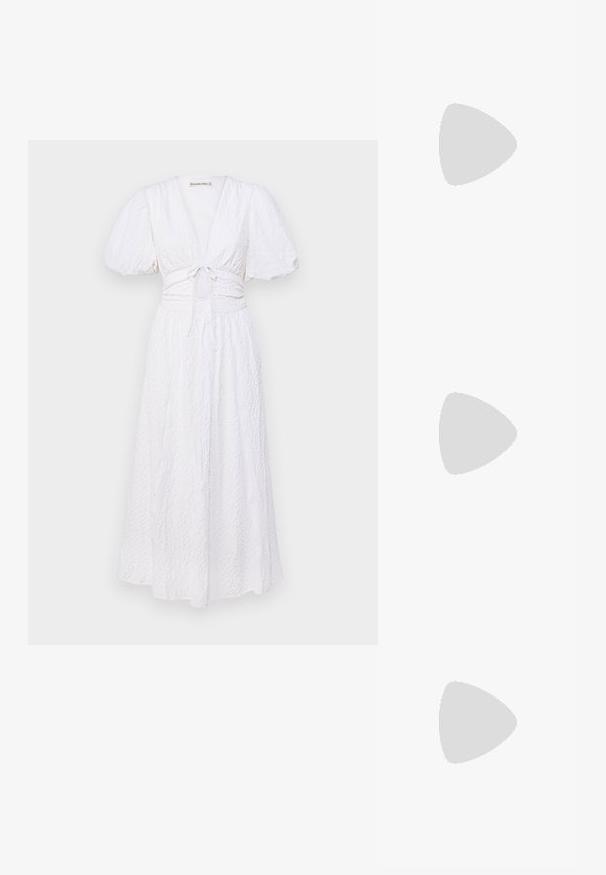 Abercrombie & Fitch PUFF SLEEVE PLUNGE FLOWY - Maksimekko - brilliant white; Musta korkeakorkoiset sandaalit, joissa on useita ristikko-nauhoja. Sileä materiaali, teräväkärkinen malli ja kapea korko. Säädettävä nilkkahihna soljella.; Musta nahkainen kynäpenkkilaukku, jossa on läppä ja kultainen metallinen solkiyksityiskohta. Mukana musta hihna ja tyylikäs, minimalistinen muotoilu.; Kultaketjut kullasta, joissa on sileä, kiiltävä pinta. Pyöreä muotoilu, jossa on pieni tappi ja kirkas taustalevy turvalliseen käyttöön.