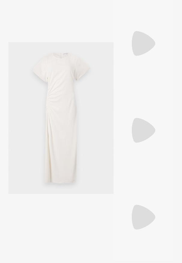 Fehér ruha rövid ujjakkal, kerek dekoltázzsal és oldalsó ráncolással; sima anyag, padlóméretű sziluettel.; Fekete lakkbőr slingback cipők hegyes orral, ezüst hardware részletekkel és alacsony blokk sarkakkal. Simává és fényessé varázsolt felszín.; Fekete bőr keresztpántos táska, sima textúrával, téglalap alakú és fém lánc részlettel az elején. Állítható pánttal ellátva.; Ezüst csepp fülbevalók négyzet alakú fülbevalóval, sima, fényes felülettel és csepp formával, amely fényt tükröz egy fényes felületen.