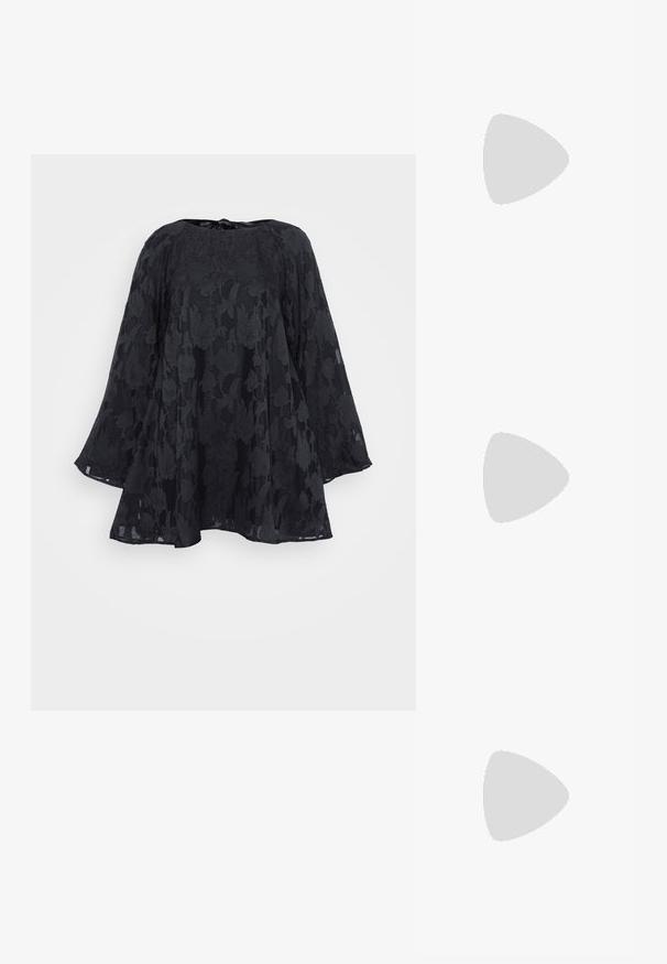 Gina Tricot Petite FLOWY DRESS - Kokteilinė suknelė / vakarėlių suknelė - black; Balno sandalai, pagaminti iš baltos odos, su keliais plačiais diržais ir sidabro spalvos sagtimis; plokščias padas su mažu juodu kulniuku ir metaliniais akcentais.; Juodas odinis petinis krepšys su išlenktu dizainu, ryškia užsegimo sagtimi ir balta siuvimo detale. Pridedama reguliuojama dirželio juosta.; Aukso auskarai su lygiu, blizgiu paviršiumi. Apvalus dizainas su maža užrakto dalimi ir skaidria atrama saugiam nešiojimui.