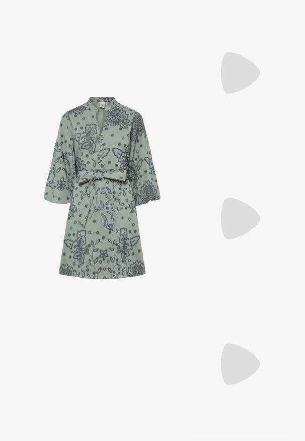 Sukienka krótko-sleeve w jasnym zielonym kolorze z ciemnoniebieskim haftem kwiatowym, zapinana na guziki z kołnierzykiem stójkowym i wiązaniem w talii dla regulowanego dopasowania.; Czarne lakierowane półbuty na obcasie z wydłużonym noskiem i geometrycznym słupkiem. Charakteryzują się eleganckim, minimalistycznym designem oraz gładką fakturą.; Czarna skórzana torba hobo o gładkiej fakturze, zaokrąglonym kształcie i pojedynczym, regulowanym pasku; posiada szerokie otwarcie na górze.; Złote kolczyki w kształcie kółek o gładkim, błyszczącym wykończeniu. Okrągły design z małym klipsem i przezroczystym zapięciem zapewniającym bezpieczne noszenie.