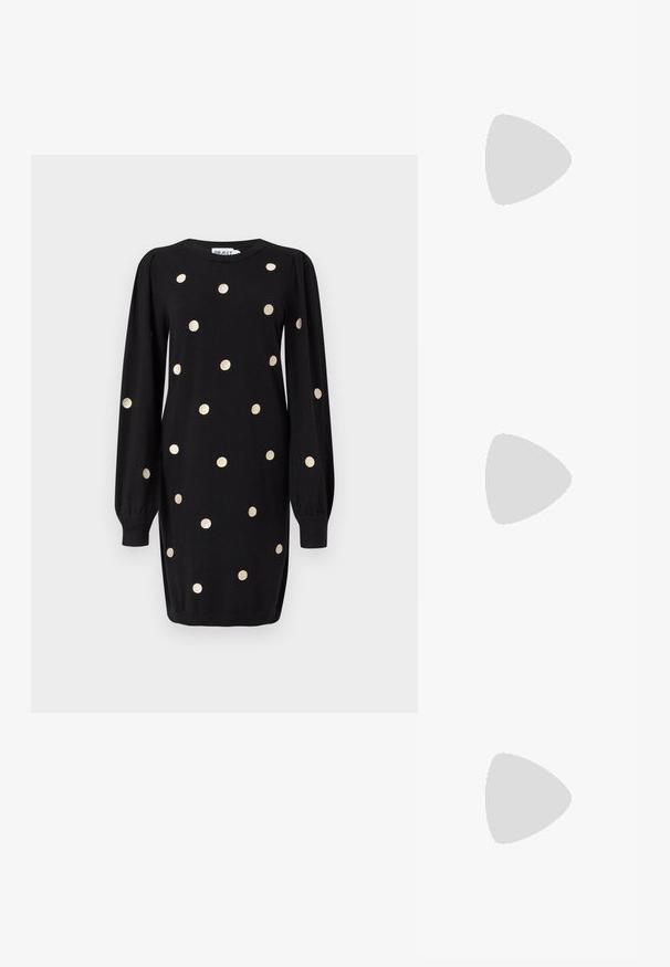 Abito nero a maniche lunghe con pois dorati, polsini a coste e scollatura rotonda, esposto su uno sfondo grigio chiaro uniforme.; Scarpe con tacco alto slingback argento con punta affusolata, finitura metallica, due cinturini decorativi e un tacco sottile con punta nera.; Borsetta a forma di cuore in metallo argento con una texture liscia, chiusura a scatto e tracolla in argento.; Orecchini a cerchio in argento con un design rotondo e elegante, caratterizzati da una superficie liscia e senza decorazioni visibili. Diametro non specificato.