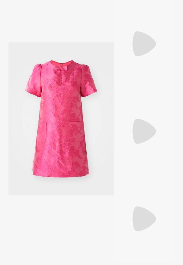 Rosa Kurzarmkleid mit strukturiertem Blumenmuster, Rundhalsausschnitt, Frontschleife und zwei vorderen Taschen. Reißverschlussverschluss hinten.; Rosa kurzärmlige Bluse mit Puffärmeln und zwei großen schwarzen Schleifen mit dekorativen Mittelpunkten auf der Vorderseite.; Ballerinas mit pinkem Glitzer-Außenmaterial, blauen Lederbesätzen und Akzenten, ausgestattet mit Schleifen an verstellbaren Riemen und einem kleinen schwarzen Absatz.; Silberne bogenförmige Ohrringe mit einer polierten Oberfläche. Zu den Merkmalen gehören eine strukturierte Oberfläche und ein geschwungenes Design, mit einem Steckverschluss.