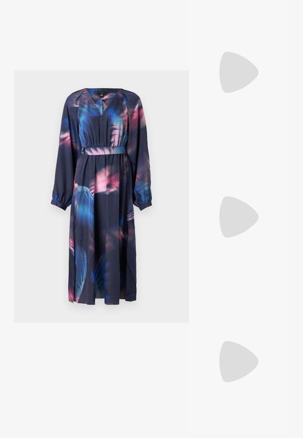 Ted Baker ARADE - Vapaa-ajan mekko - navy; Mustat korkokengät sandaalit, joissa on ohuet hihnat solmittuna, sileä neliön muotoinen varvasosa ja tyylikäs stiletto-korko.; Vaalea harmaa metallinen käsilaukku, jossa on ketjusanka. Laukku on koristeltu pienillä pyöreillä metallikoruilla ja kolmion muotoisella brändilogolla.; Hopehopeet hopehopeet hopehopeet hopehopeet, jolla on sileä, kiiltävä pinta. Pyöreä muoto, kevyt rakenne, jossa on neulakiinnitys.