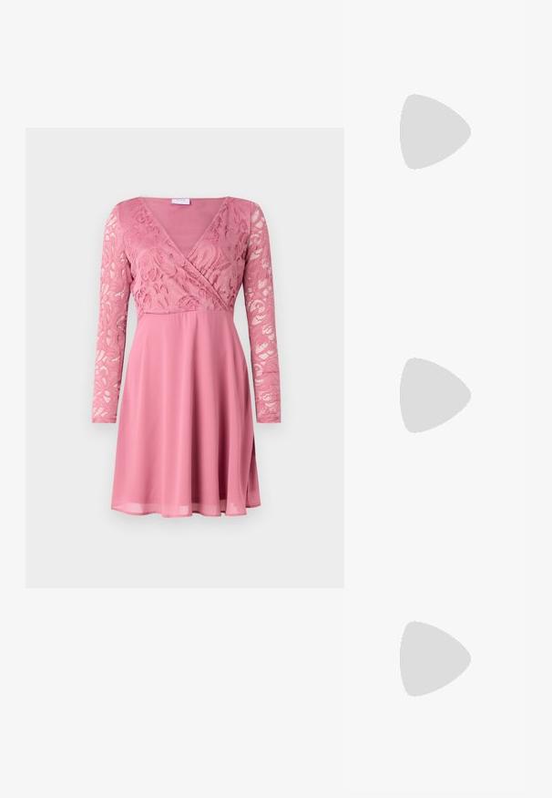 Rúžové šaty s priliehavým krajkovým telom a dlhými rukávmi, s výstrihom do V a voľnou sukňou vyrobenou z jemnej látky.; Lodičky s špičatou špičkou v striebornom, zlatom a telovom farebnom prevedení. Lesklý povrch s výrezovým dizajnom, s ihlovým opätkom.; Strieborná metalická taška s mäkkým, zaobleným tvarom a uzáverom s uzlíkom. Vyrobená z hladkej syntetickej kože.; Strieborné kruhové náušnice s minimalistickým dizajnom. Cirkulárny tvar, hladký povrch a tenký profil. Ľahké s lesklým povrchom.