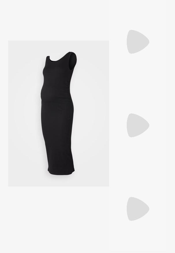 Čierne tehotenské šaty s ryhovaným vzorom, okrúhlym výstrihom, bez rukávov a zberaním po stranách, aby sa prispôsobili rastúcemu brušku.; Čierne slingback topánky s ostrou špičkou a nízkym opätkom, vyrobené z hladkej kože a s výrezmi na boku pre lepšiu priedušnosť.; Čierna kožená ramenná taška so mäkkou textúrou, trojuholníkovým tvarom a nastaviteľným popruhom, skombinovaná s svetlomodrou pruhovanou košeľou a bielymi nohavicami.; Triumf kovových prsteňov: jeden v ružovom zlate, jeden zlatý s textúrovanými akcentmi a jeden strieborný, všetky s gravírovaným logom na vnútornej strane.