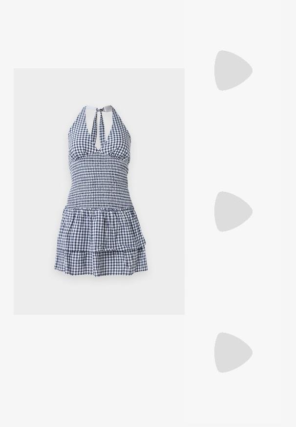 Sukňa so vzorom gingham v námorníckej modrej a bielej farbe, s priliehavým korzetom, halter krkom, otvoreným chrbtom a vrstveným volánovým lemom.; Čierne lakované sandále na podpätku so štvorcovou špičkou, navlečenými remienkami okolo členku a striebornými prackami. Disponujú masívnym blokovým podpätkom pre stabilitu.; Čierna kožená kabelka s zaobleným tvarom, odnímateľným popruhom a zlatými doplnkami. Kabelka má klopu s detailom s prackou.; Zlatý náhrdelník s oválnymi, kovovými článkami, s klipsou a nastaviteľným reťazcom na dĺžku. Textúrovaný povrch s reflexným leskom.