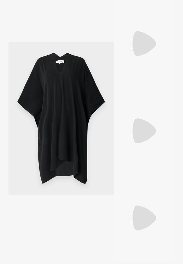 Svart, lös kaftan med V-hals och vida ärmar, tillverkad av mjukt, flödande tyg. Har en avslappnad silhuett och inga knäppningar.; Brun läderankelsk boot med fyrkantig tå, texturerad yta och låg staplad klack. Har en bakre dragflik och subtila sömnadsdetaljer.; Brun kroko präglat läderväska med cylindrisk form, guldfärgad hårdvara och ett avtagbart band med nitar.; Rabanne XL LINK  DOUBLE HOOP EARRINGS - Örhänge - gold-coloured