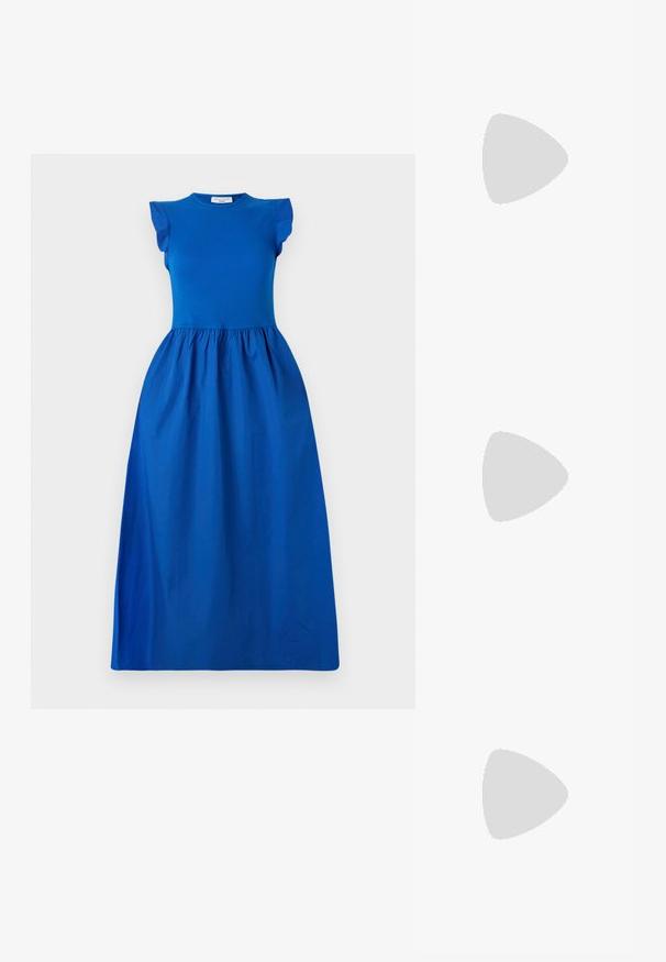 Sininen mekko, jossa on istuva bodice ja lyhyet röyhelöhihat, siirtyen volyymikkaaseen, kerättyyn hameeseen sileässä kankaassa.; Mustat mokkanahkasaappaat, joissa on ristikkäiset hihnat, koristeellinen hopeanvärinen yksityiskohta ja korkea pohja lisäkorkeutta varten.; Mustat ylisuurten kehysten aurinkolasit, joissa on liukuväri-linssit, paksut kehykset ja kultasävyiset ketjustuskoristeet temppeleissä.; Hopeinen metallinen clutch-angular kirjekuorimuotoilu, sileä pinta ja kontrastivärinen sisustus, pidetään kädessä, jossa on musta takki.