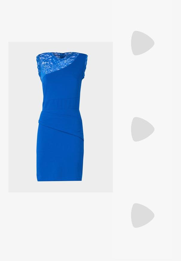 Vestido azul sem mangas com uma parte superior em renda, cintura ajustada, detalhes franzidos e um design de saia lápis. Textura de tecido suave.; As sandálias de salto alto pretas apresentam tiras finas com um design em nó, uma biqueira quadrada lisa e um elegante salto agulha.; Bolsa metálica cinza claro com uma alça de corrente, adornada com pequenos rebites metálicos circulares e um logótipo triangular da marca.; Brincos de argola prateados com um acabamento suave e brilhante. Forma arredondada, design leve, com fecho de pino.