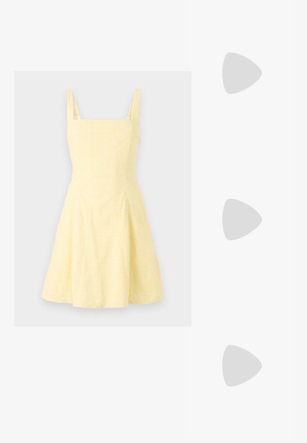 Rochie galbenă din țesătură gingham, cu decolteu pătrat, bretele subțiri și fustă evazată. Fabricată dintr-un material ușor, din amestec de bumbac.; Pantofi cu toc slingback metalici aurii, cu vârf ascuțit și toc chunky. Textură netedă, design minimalist și o curea subțire.; Geantă din piele neagră, cu o formă curbată, curea detașabilă și accesorii aurii. Geanta are un capac cu un detaliu tip cataramă.; Cercei din metal de culoare aurie cu un design elegant și curbat. Prezintă o formă distinctivă, ascuțită, o suprafață lustruită și un sistem de închidere cu balama.