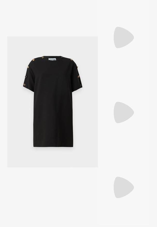 Top scurt negru cu mânecă scurtă, dintr-un material neted, având butoane decorative mari pe umeri și o croială lejeră. Decupaj rotund la gât.; Pantofii slingback din piele neagră, cu vârf ascuțit, toc mic și detaliu cu cataramă pe brățara gleznei. Textură netedă, design minimalist.; Versace MEDUSA BIGGIE - Ochelari de soare - gold-coloured/gold-coloured; Geantă de mână din piele neagră cu un design structurat, mânere superioare duale, curea detașabilă și accente din aur pe o bandă orizontală.