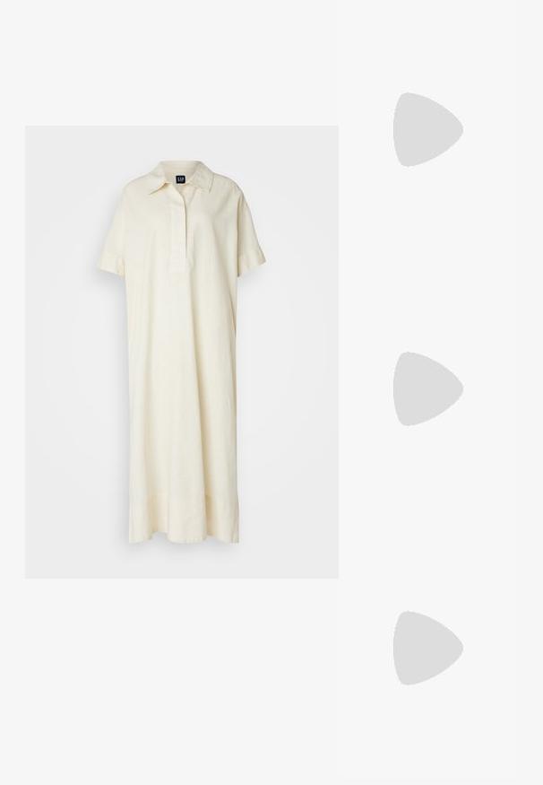 Abito a maniche corte e colletto realizzato in lino crema chiaro. Presenta una pattina frontale e una silhouette ampia e lunga fino al pavimento.; Scarpa flat slingback in pelle nera con punta appuntita, dotata di due cinturini orizzontali e fibbie quadrate argentate, tacco basso e texture liscia.; Occhiali da sole neri con montatura rettangolare, finitura opaca, lenti scure e bracci leggermente curvi. Accento del logo sottile su un braccio.; Orecchini a cerchio in argento con una finitura liscia e lucente. Forma arrotondata, design leggero, con chiusura a perno.