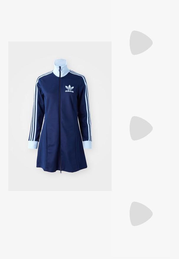 Vestido com fecho éclair da adidas, na cor azul marinho, com mangas compridas, riscas azuis claras ao longo das mangas e logótipo no peito. Tecido suave com um design desportivo.; Salto slingback em patente preta com bico apontado, apresentando um padrão de pele de cobra texturizado, tira ajustável e um salto bloco curto e texturizado.; Óculos de sol em metal dourado com formato oval, lentes cinza escuro e hastes transparentes. Apresenta detalhes decorativos na armação.; Bolsa de ombro em couro preto com dois bolsos frontais, fivelas douradas, fecho de zíper e uma alça fina. Superfície texturizada e forma retangular compacta.