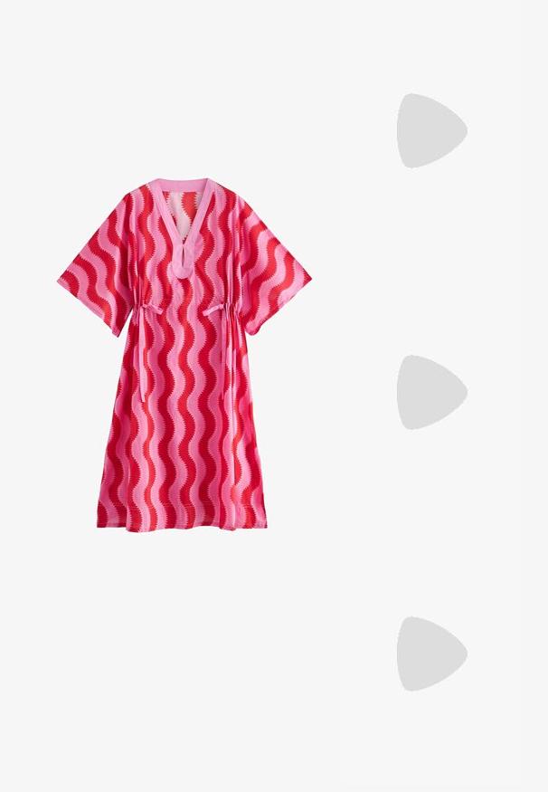 Cath Kidston KAFTAN - Vardagsklänning - pink red swirl print; Burgundy spetsiga slingback-skor med krokodilstruktur, låg klack och en guldbucklesaccent på remmen. Slät innersula.; Burgundy texturerad fusk läderclutch med ett guld kedjesläp och en metallklämma. Rektangulär form, slät yta, minimala detaljer.; Armband i guldton med runda klara kristaller i ett flexibelt, hoplänkat mönster och en säker låsning. Slät, polerad yta.