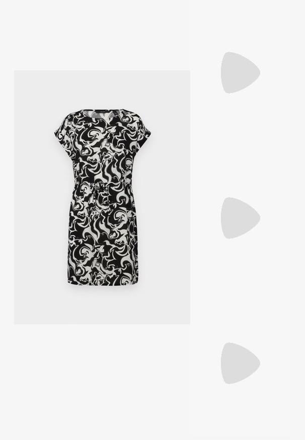 Rochie scurtă cu mânecă scurtă, alb-negru, cu un model abstract spiralat, talie strânsă și material moale cu o croială lejeră.; Sandale cu toc din piele patent neagră, cu vârful ascuțit și un toc mic bloc, având un accent cu cataramă argintie pe curea.; Geantă din piele neagră, cu o formă curbată, curea detașabilă și accesorii aurii. Geanta are un capac cu un detaliu tip cataramă.; Cercei din metal de culoare aurie cu un design elegant și curbat. Prezintă o formă distinctivă, ascuțită, o suprafață lustruită și un sistem de închidere cu balama.