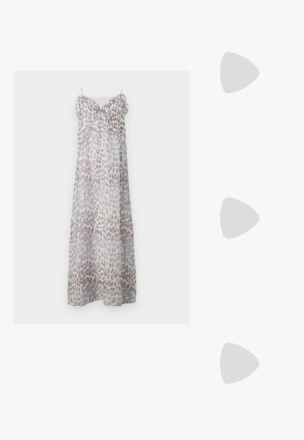 Baum und Pferdgarten ALVINE - Rochie maxi - grey; Pantofii slingback din piele neagră, cu vârful ascuțit, curele decorative cu ochiuri din metal și toc bloc mic. Suprafață texturată.; Geantă de mână din piele neagră cu un lanț din argint, având accente decorative în formă de aripi și cusături albe de-a lungul cusăturii de jos.; Cercei din aur cu un finisaj lustruit, având un design circular gros și un mecanism de închidere sigur. Textură netedă și aspect strălucitor.