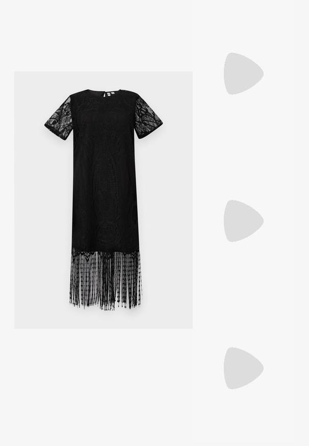 Svart blondekjole med korte ermer, som har intrikate mønstre og frynsekant. Lett stoff med teksturert overflate.; Sorte patentlær slingback-sko med spiss tå, ankelremmer med sølvspenner og detaljer, og en slank hæl.; Hjerteformet metallisk sølv clutch veske med en jevn tekstur, lås med klemme og en sølvkjede reim.; Gullfargede øredobber med teksturerte, bølgete former. Inkluderer skulpturelle klipsstuds og åpen hoop-design med en hamret finish.