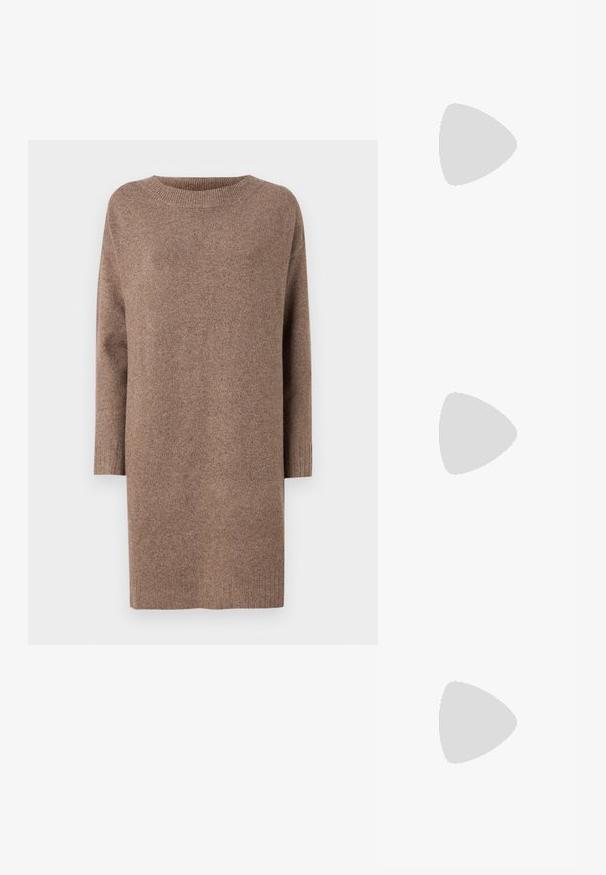 Robe pull en tricot marron, avec un col rond et des manches trois-quarts. Texture douce avec des poignets et un ourlet côtelés.; Bottes de cowboy en cuir marron avec un bout pointu et un talon bloc, présentant des coutures détaillées et des accents en relief sur la tige.; Pochette en cuir noir avec un rabat et un détail en boucle en métal doré. Inclut une sangle noire et un design épuré et minimaliste.; Boucles d'oreilles en argent en forme de créoles avec un design torsadé, dotées d'une finition polie et d'une fermeture à poussoir. Mesurent environ 3 cm de diamètre.