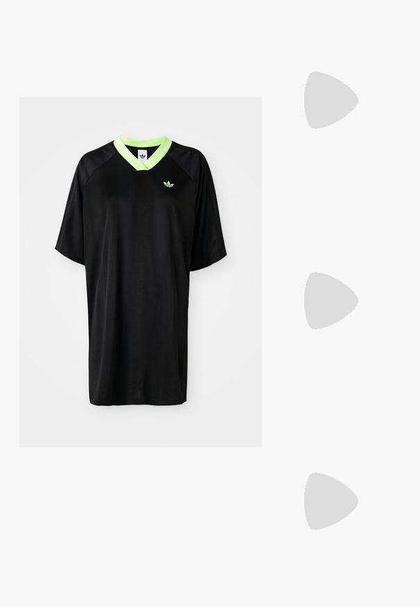 Czarna koszulka sportowa z krótkim rękawem, z zielonym dekoltem w serek i haftowanym logo na piersi. Gładka tekstura i luźny krój.; Biała bluzka z długim rękawem, odsłaniająca ramiona, wykonana z prążkowanego materiału. Dopasowany krój o gładkiej fakturze i prostym dole.; Zamszowe trampki z szarym cholewką, czarnymi paskami i gumową podeszwą. Posiadają sznurowane zapięcie oraz złoty detal z logo po boku.; Okulary przeciwsłoneczne w owalnym kształcie, z przezroczystą plastikową oprawą, ciemnoszarymi soczewkami oraz cienkimi przezroczystymi ramionami z akcentami logo i minimalnymi detalami.