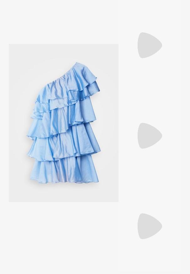 Heled sinine ühetuusik, mis on valmistatud voolavast kangast, sisaldab mitmeid kihtide ripsmeid ja pehmet, läikivat tekstuuri.; Metallilise hõbedase värvi kõrge kontsaga sandaal avatud varbaga, millel on jalas kolm õhukest rihma ja pahkluuring koos kinnitusega.; Kuldne metallist käekott, millel on sile tekstuur ja kolmnurkne klapp. Kotti hoidev käsi on hoolikalt maniküüritud küüntega.; Hõbedane rõngas kõrvarõngas poleeritud viimistlusega, millel on väikesed kuldsed aktsendid ja ümmargune kuju, kantud lobus.