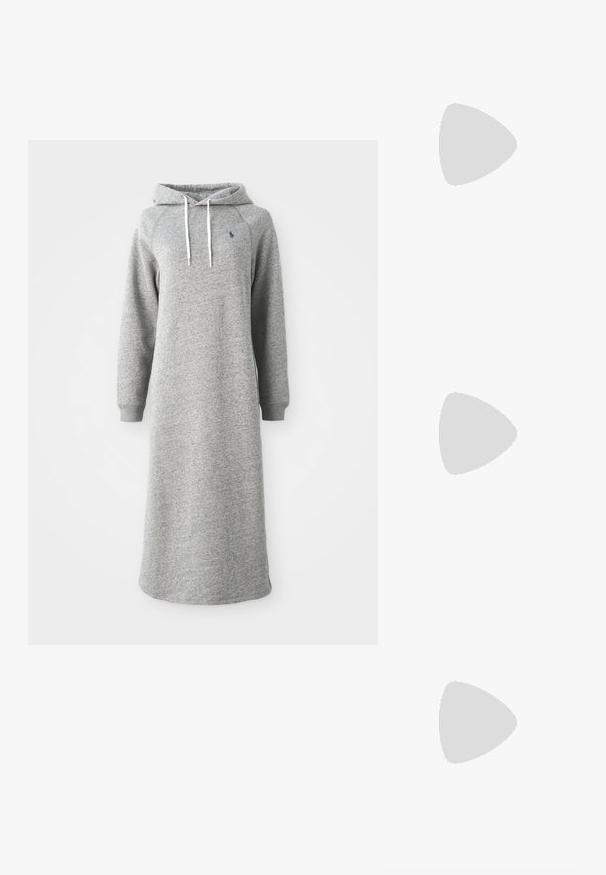 Grijze hoodie-jurk van zachte stof, met een lange snit, lange mouwen en een kangoeroezak. Decoratieve witte koordjes bij de capuchon.; Witte leren sneakers, laag model, met een gladde textuur, ronde neus, vetersluiting aan de voorkant en een klein geborduurd logo aan de zijkant.; Zwarte leren halfronde tas met een gouden hardware accent, voorzien van een ritssluiting. Draagt crossbody over een grijze trui.; Gouden knoopstuds met een gedraaide design. Elke oorring heeft een ronde transparante achterkant voor een veilige draagervaring.