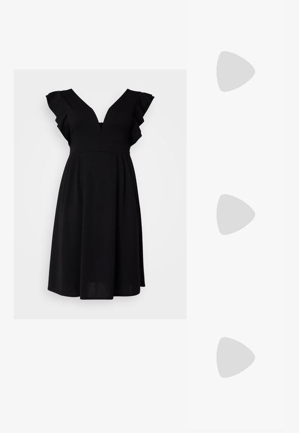 Vestido negro con escote en V, mangas cortas con volantes y silueta acampanada. Hecho de una tela suave, con una textura sutil y un detalle de cremallera.; Zapatos de tacón en charol negro con tira al tobillo, punta afilada y un pequeño tacón bloque, que cuentan con un acento de hebilla plateada en la correa.; Bolso de piel negra con forma curva, correa desmontable y herrajes dorados. El bolso cuenta con una solapa con un detalle de hebilla.; Anillo en tono dorado con un diseño orgánico y retorcido, con una textura suave y extremos cónicos, creando una apariencia moderna y escultórica.