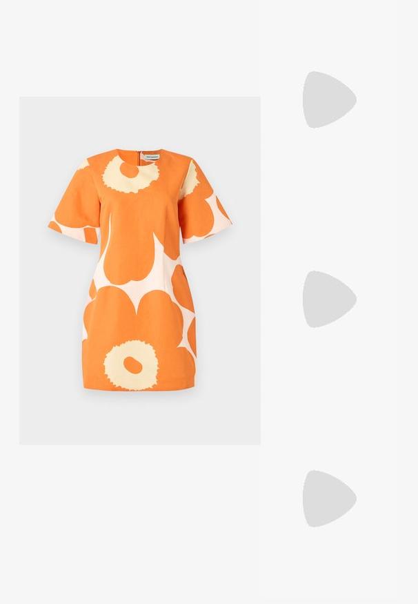 Marimekko PEHMEYS UNIKKO - Vestito casual - orange/light pink/beige; Sandalo nero con cinturini, dalla punta squadrata e tacco basso a blocco. Presenta diversi cinturini sottili e una cinturini regolabile alla caviglia. Realizzato in pelle liscia.; Borsa a tracolla nera in pelle con una texture liscia, forma rettangolare e dettaglio in catena metallica sul davanti. Inclusa una tracolla regolabile.; Anello doppio in argento con superficie liscia e lucida. Presenta un design fluido e curvo con sezioni sovrapposte per un aspetto moderno.