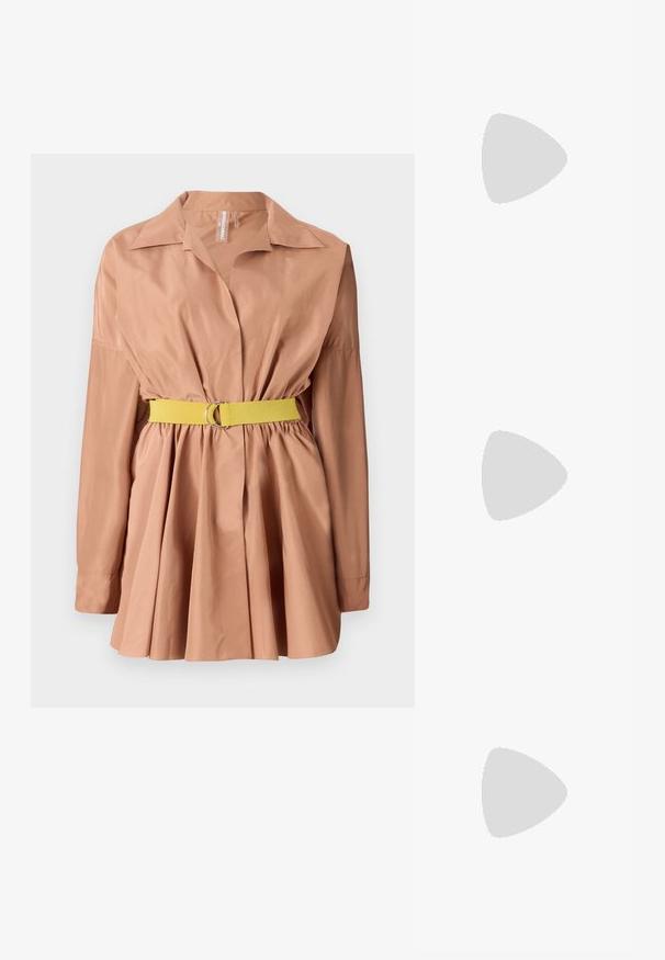 Blushfärgad skjortklänning med krage, långa ärmar och insvängd midja med ett gult bälte. Slät tyg och plisserad kjoldesign.; Svart lackskinnsandaler med tre remmar, ankelspänne och 10 cm stilettklack. Har detaljer i guldmetall och logokaraktär.; Svart läderaxelväska med två framfickor, guldspännen, dragkedjestängning och en smal rem. Texturerad yta och kompakt rektangulär form.; Guldtonade metallörhängen i en kurvad, avlång form. Har en slät, glänsande yta och en rundad spets för en extra detalj.