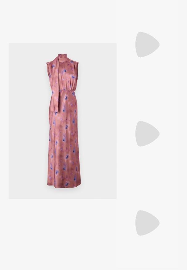 Robe longue sans manches en satin rose doux avec des motifs floraux en bleu et violet. Elle présente un col haut et un accent en tissu noué à la taille.; Des sandales noires à talons hauts avec des fines lanières au design noué, un bout carré lisse et un talon aiguille élégant.; Sac à main en métal gris clair avec une bandoulière en chaîne, orné de petits clous métalliques ronds et d'un logo de marque triangulaire.; Boucles d'oreilles en argent avec une finition lisse et brillante. Forme arrondie, conception légère, avec un fermoir à tige.