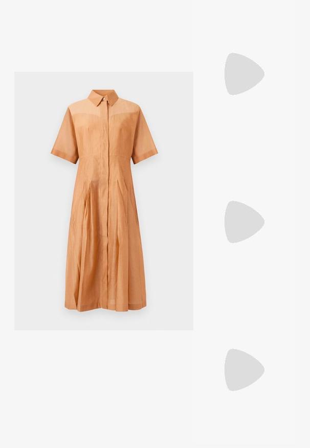 Abito midi a maniche corte color marrone chiaro con colletto, bottoni frontali nascosti, vita aderente e gonna plissettata.; Slingback con tacco in vernice nera con punta affusolata, caratterizzato da una stampa a serpente testurizzata, cinturino regolabile e un tacco corto e testurizzato.; Borsa a tracolla nera in pelle con due tasche frontali, fibbie dorate, chiusura con zip e una tracolla sottile. Superficie texturizzata e forma rettangolare compatta.; Orecchini a cerchio in metallo color oro con forma curva ed allungata. Presentano una superficie liscia e lucida e una punta arrotondata per un tocco di dettaglio in più.