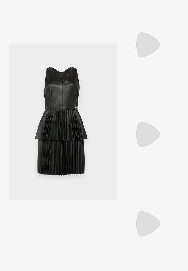 Schwarzes Lederkleid mit V-Ausschnitt, tailliertem Oberteil und plissiertem Rock. Besitzt einen sichtbaren Rückenreißverschluss und ein geschichtetes Design.; Schwarze Leder-Hochzehen-Sandale mit offener Zehe, asymmetrischem Design, Knöchelriemen und metallic kegelförmigem Absatz. Glatte Textur über das gesamte Produkt.; Metallisch goldene Leder-Clutch mit strukturierter Oberfläche, ausgestattet mit einem goldenen Kettenriemen und einem abnehmbaren Schulterriemen. Markenlogo geprägt.; Ohrringe in Goldfarbe mit einem rechteckigen, durchsichtigen Kristall, der unter einer Reihe kleiner, runder klarer Akzente hängt. Elegantes, modernes Design.
