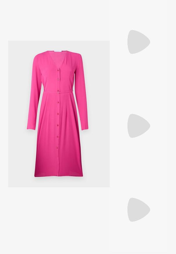 Ružna obleka z dolgimi rokavi iz gladkega blaga. Ovratnik v obliki V z gumbi spredaj in pasom iz istega blaga.; Črne čevlje s koničastimi nosovi in slingback obliko z nizko peto, izdelane iz gladke usnjene materiale ter s črtasto zasnovo na strani za prezračevanje.; Črna torbica z dvema kratkima ročajema in odstranljivim naramnim trakom. Gladek usnju podoben material z zadrgo in podrobnostmi z logotipom.; Zlatom pozlačen ogrlica z gladkim, ukrivljenim osrednjim poudarkom. Ima fleksibilno verigo z ježkom in dodatne prilagodljive verižice.