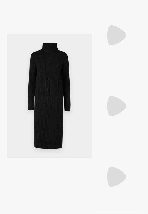 Vestido preto de malha canelada com gola alta, mangas longas e silhueta reta. O tecido parece suave com um padrão texturizado.; Sapato slingback preto em pele patentada com bico apontado, tiras no tornozelo apresentando fivelas e acessórios prateados, e um salto elegante.; Bolsa de couro preta com forma curva, alça destacável e detalhes em dourado. A bolsa possui uma aba com detalhe de fivela.; Brincos em tom de ouro com formas onduladas e texturizadas. Inclui studs escultóricos com presilha e um design de argola aberta com um acabamento martelado.
