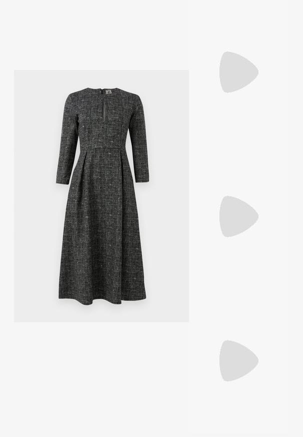 Mustat ja valkoiset kuviolliset mekko pitkillä hihoilla, korkea kaula-aukko ja etuhaarukka. Valmistettu teksturoidusta kankaasta, jossa on tiukkanapitettu yläosa ja levenevä hame.; Musta lakatun slingback-korkokengät, joissa on terävä kärki ja hopeanvärinen solki kantapäässä, tarjoavat sileän ja kiiltävän pinnan.; Mustan nahka-buckettikassi, jossa on teksturoitu pinta, kultaiset metalliosat ja avoin yläosa. Ominaisuuksiin kuuluu lyhyt kahva ja säädettävä olkahihna.; Kohokorut, joissa on toisiinsa kietoutuneita kultaisia ja hopeisia renkaita, kirkas kuutiozirkoniakorostus ja yksi rengas on teksturoitu.
