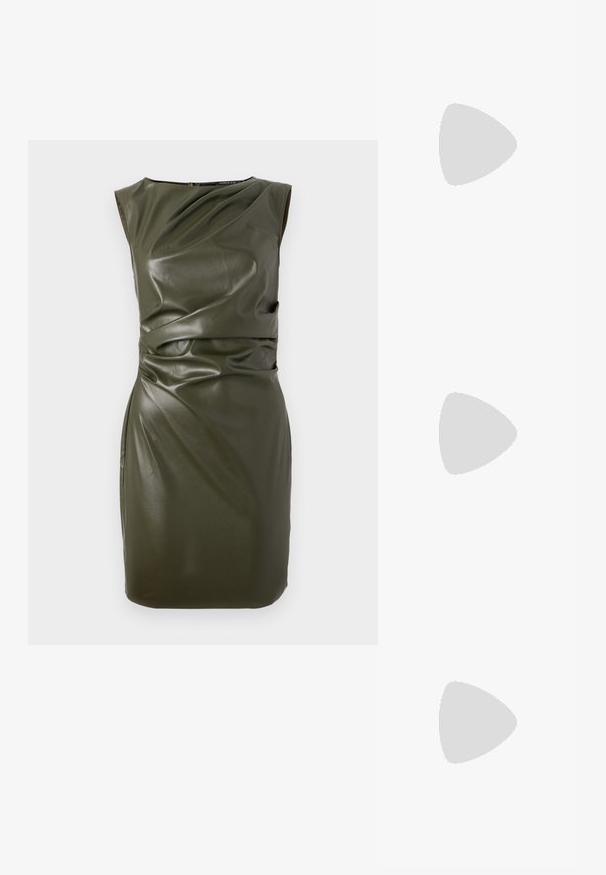 Olivgrünes ärmelloses Kleid aus lederähnlichem Material, das eine taillierte Form mit drapierten Details am Oberteil und in der Taille aufweist.; Goldfarbene, metallic-überzogene, hochhackige Schuhe mit einer spitzen Zehenpartie, einem Knöchelriemen mit einem runden Verschluss und einem klobigen Absatzdesign. Glatte Textur.; Schwarze Leder-Crossbody-Tasche mit glatter Textur, rechteckiger Form und metallic-kettendetail auf der Vorderseite. Verstellbarer Gurt inklusive.; Goldfarbene Ohrringe mit einer glatten, abgerundeten Form, einem polierten Finish und einem Stiftverschluss für sicheren Tragekomfort.