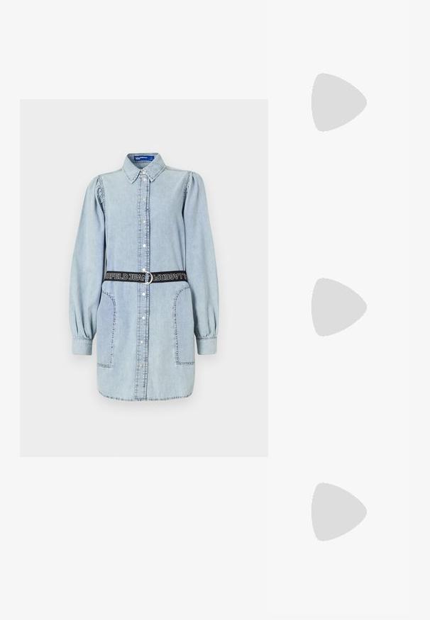Robe chemise en denim bleu clair avec un col, des manches bouffantes longues, une patte de boutonnage et une ceinture noire avec une boucle en argent.; Talons hauts en cuir noir avec un bout pointu, dotés d'un talon fin et d'un accent en ton or sur la lanière réglable. Texture lisse.; Sac à main en cuir noir avec un design structuré, featuring une forme cropped, une poignée supérieure et des accents en matériel doré. Bandoulière réglable incluse.; Boucles d'oreilles en argent avec un design lisse et courbé. Présentent une finition métallique brillante et une fermeture à clou. Pas de motifs ou d'accents visibles.