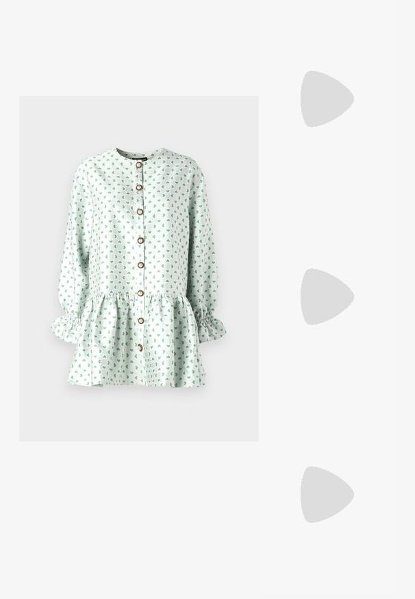 Svetlo zelena bluza s gumbi spredaj, dolge napihnjene rokave in večstopenjsko volančasto spodaj; ima majhen listnat srčast potisk in elastične manšete.; Zlati, kovinski slingback čeveljci z ostrim nosom in masivnim peto. Gladka tekstura, minimalistična zasnova in ozka zanka.; Črna usnjena torbica s ukrivljeno obliko, z odstranljivo naramnico in zlatimi dodatki. Torbica ima pokrov s podrobnostmi v obliki zaponke.; Zlate obročaste uhane z teksturirano, nepravilno obliko. Imajo brezšivno zapiranje in poliširano površinsko obdelavo, kar poudarja sodoben dizajn.