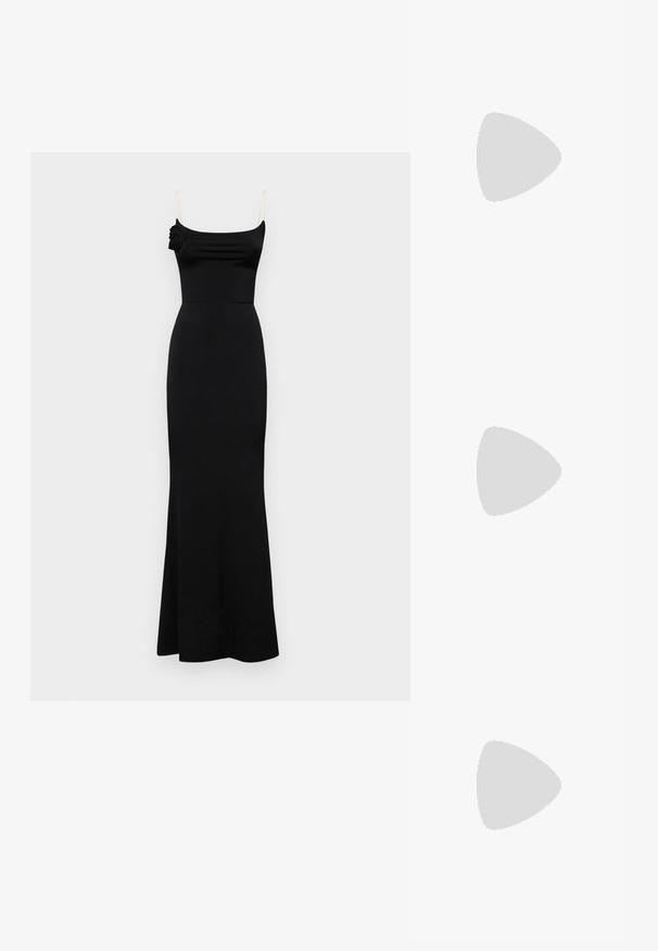 WAL G. MARY ROSE MAXI - Oblečenie na špeciálnu príležitosť - black/white; Čierne sandále na podpätku s viacerými prekríženými remienkami. Hladký materiál, špicatá špička a úzky podpätok. Nastaviteľný remienok okolo členka s prackou.; Strieborná metalická taška s mäkkým, zaobleným tvarom a uzáverom s uzlíkom. Vyrobená z hladkej syntetickej kože.; Strieborné kruhové náušnice s prúteným dizajnom, s lešteným povrchom a zapínaním na kolíček. Majú priemer približne 3 cm.