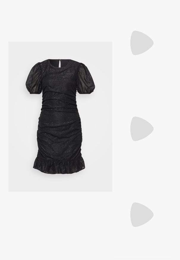 Fekete mini ruha puffos ujjakkal, redőzött részletekkel, texturált anyagból és fodros aljjal. Hátul cipzárral záródik.; Fekete lakk bőr, hegyes orrú slingback cipő, boka pántokkal, ezüst csatokkal és hardverelemekkel, valamint karcsú sarkú.; Fekete bőrtáska ívelt formával, levehető pánttal és arany színű fémrészekkel. A táskán egy csattal díszített fedél található.; Ez az ezüst szív alakú fülbevaló sima, átlátszó kövekkel rendelkezik, texturált kerettel. A készlet stud és csepp stílust is tartalmaz.
