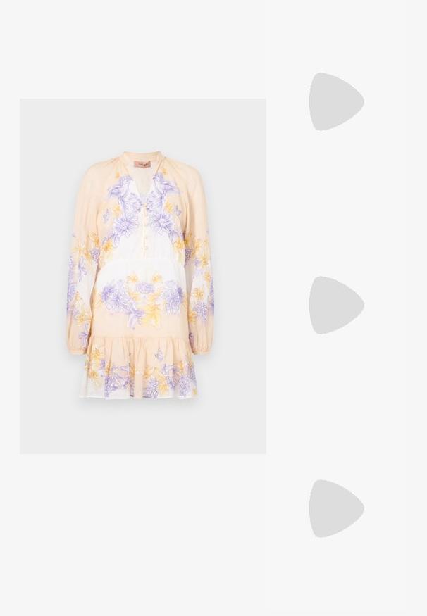 TWINSET DRESS - Dienas kleita - lavender/yellow; Melnas augstpapēžu sandales ar plāniem siksniņām un mezgla dizainu, gluda kvadrātveida purngalu un elegantu stiletto papēdi.; Gaiši pelēka metāla rokassoma ar ķēdes siksnu, rotāta ar mazām apaļām metāla kniedēm un trīsstūra zīmola logo.; Sudraba riņķveida auskari ar gludu, spīdīgu apdari. Apaļas formas, viegla dizaina, ar aizdari uz stieples.